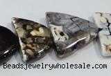 CNG2527 15.5 inches 15*20mm - 20*25mm triangle agate beads