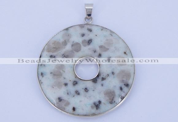 NGP615 5pcs 6*41mm kiwi stone with brass setting donut pendants